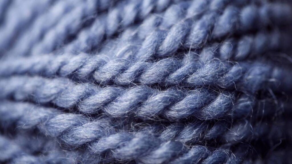 Centro de mesa de crochê roxo lavanda em formato de mandala