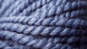 Centro de mesa de crochê roxo lavanda em formato de mandala