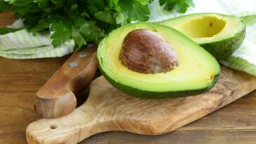 Abacate fresquinho por meses é possível com essa solução caseira simples e barata