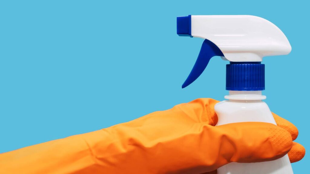 Adeus roupas manchadas! Essa solução salvou minha camiseta preferida após uma mancha de água sanitária