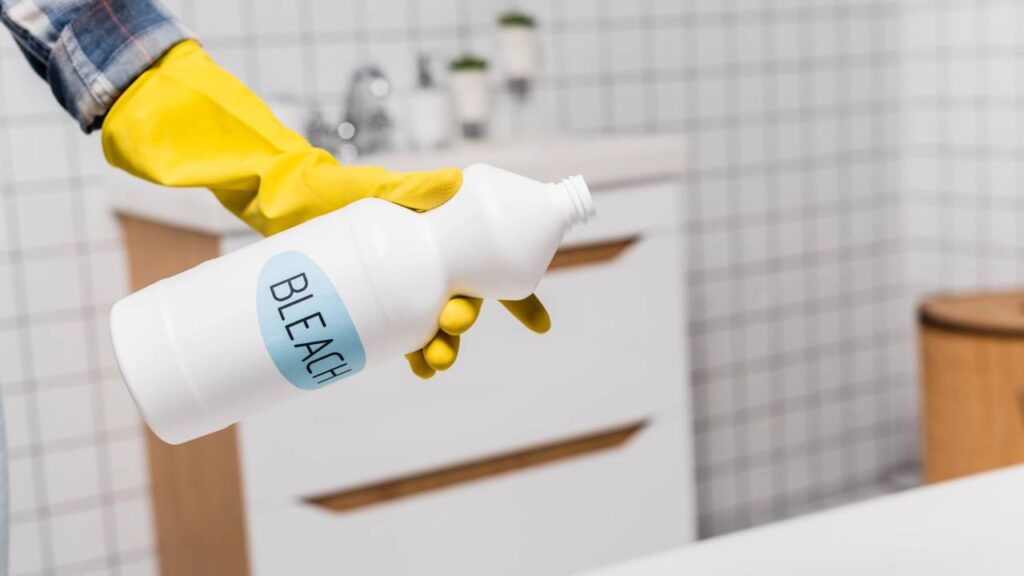 O que pode acontecer ao misturar vinagre e água sanitária vai te assustar