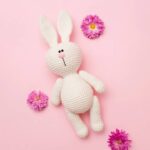 Amigurumi de coelhinho porta chupeta para manter organização com charme