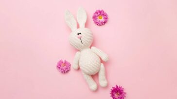 Amigurumi de coelhinho porta chupeta para manter organização com charme