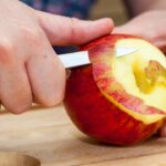 Fiz um perfume com casca de maçã e o cheiro na casa ficou irresistível