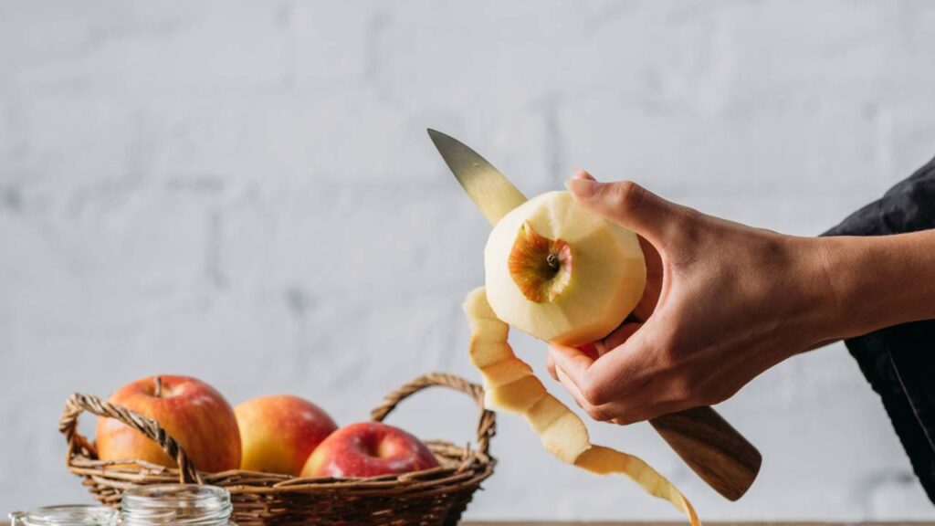 Fiz um perfume com casca de maçã e o cheiro na casa ficou irresistível