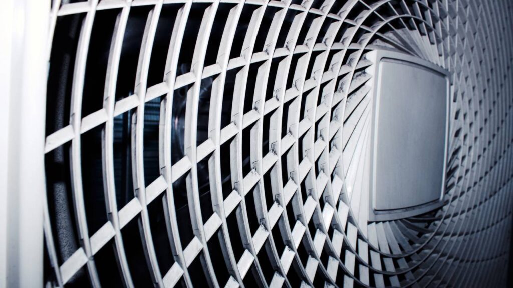 Adeus ventilador! A tecnologia silenciosa que promete refrescar sua casa sem pesar na conta