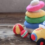 Amigurumi educativo em crochê com letras e formas divertidas