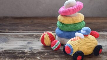 Amigurumi educativo em crochê com letras e formas divertidas