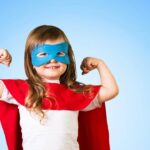 Transforme brincadeiras com esse conjunto de super-herói em crochê artesanal