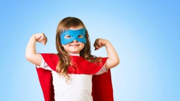 Transforme brincadeiras com esse conjunto de super-herói em crochê artesanal