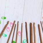 Gola bufante de crochê removível para sobrepor blusas básicas com charme