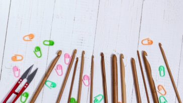 Gola bufante de crochê removível para sobrepor blusas básicas com charme