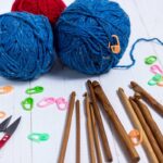 Almofada em crochê com ponto tridimensional de flores para decorar com charme