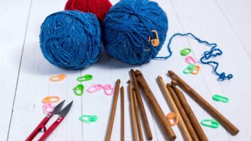 Almofada em crochê com ponto tridimensional de flores para decorar com charme