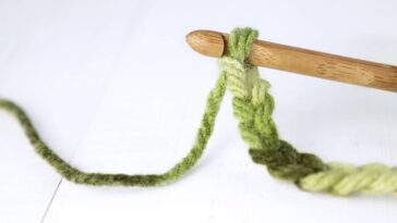 Cachecol de crochê infinito com ponto espiral e fio acetinado para um toque sofisticado