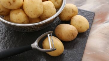 A dica mais eficaz e natural para guardar batatas por mais tempo