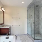 Veja o que usei e que realmente funciona para tirar as manchas do vidro do box