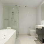 A melhor forma de tirar o branco do vidro do box com itens caseiros