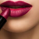 Manter o batom intacto ao longo do dia é um desafio para muitas pessoas, principalmente sem causar o ressecamento dos lábios - Créditos: depositphotos.com / AllaSerebrina