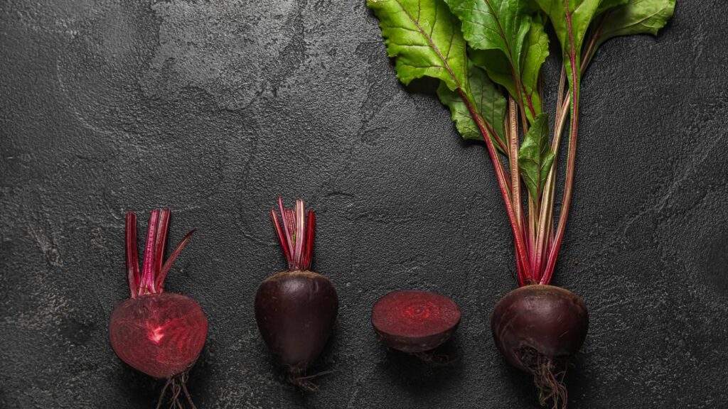 Amigurumi de beterraba com raiz modelada para dar mais realismo