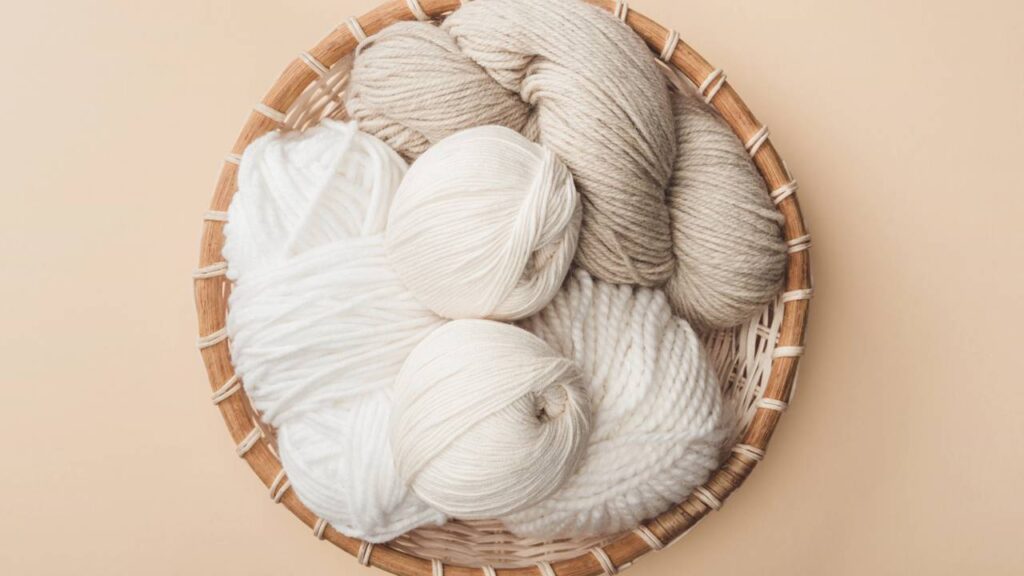 Capa de almofada de crochê com listras diagonais e ponto puff simples e elegante