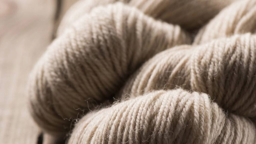 Cesto de crochê marrom café para organizar e decorar com charme