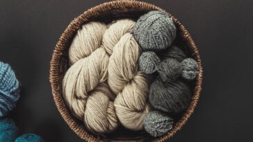 Colete em crochê com bolsos funcionais para um visual útil e elegante