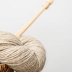 Aprenda a fazer a toalha de mesa de crochê off-white para uma mesa artesanal e acolhedora