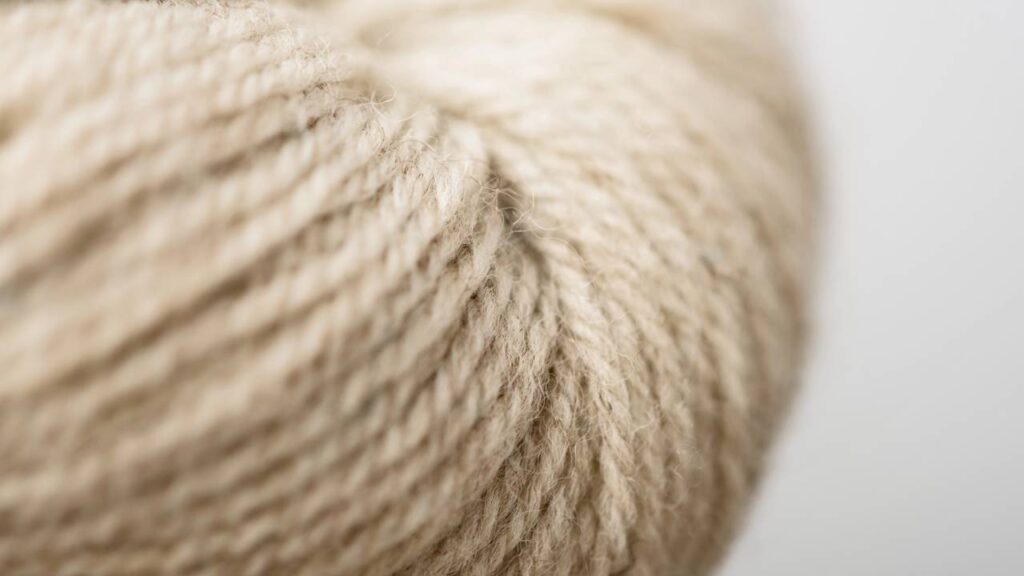 Colete feminino curto em crochê com ponto rendado para looks leves