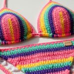 Esse modelo de biquíni de crochê deixa qualquer look praiano muito mais charmoso