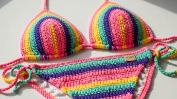 Esse modelo de biquíni de crochê deixa qualquer look praiano muito mais charmoso