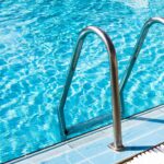 Adeus piscinas comuns! O novo visual que tá dominando as áreas externas neste verão