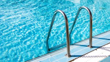 Adeus piscinas comuns! O novo visual que tá dominando as áreas externas neste verão