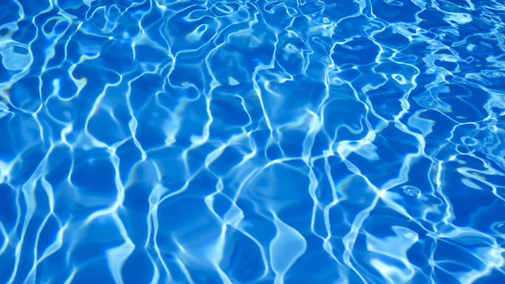 Adeus piscinas comuns! O novo visual que tá dominando as áreas externas neste verão