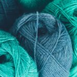 Crochê voltou com tudo na decoração e essa almofada é tendência