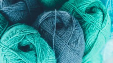 Crochê voltou com tudo na decoração e essa almofada é tendência