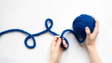 Protetor de cadeira de crochê azul petróleo para mais conforto e estilo