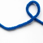 Bolsa de crochê listrada prática e leve para o dia a dia