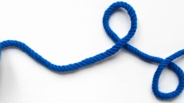 Bolsa de crochê listrada prática e leve para o dia a dia