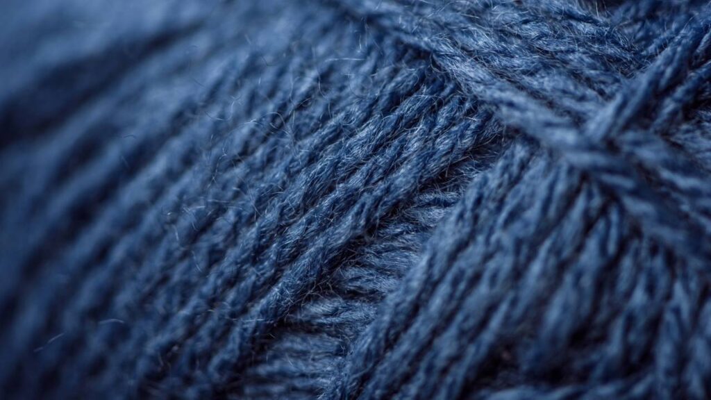 Bolsa de crochê listrada prática e leve para o dia a dia