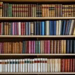 Adeus estantes comuns! Veja como decorar com livros de forma atual e organizada