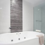 Se o vidro do seu box está fosco você precisa conhecer essa dica simples e barata