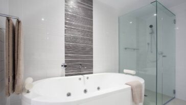 Se o vidro do seu box está fosco você precisa conhecer essa dica simples e barata