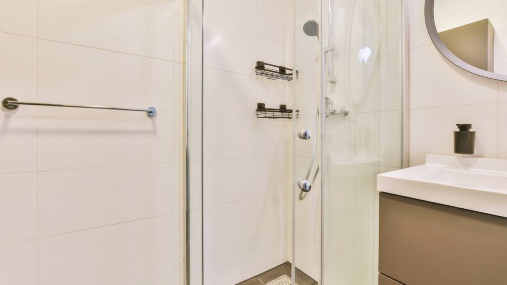 Se o vidro do seu box está fosco você precisa conhecer essa dica simples e barata