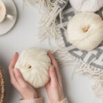 A tendência artesanal que virou febre nos looks de inverno com crochê