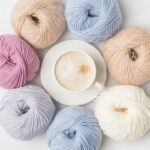 Colete de crochê alongado com fio mesclado e acabamento aberto para um visual moderno