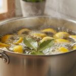 Ferver cascas de limão com folha de louro é um truque simples e eficiente que deixa o ambiente com aroma fresco, ajuda a afastar insetos e ainda proporciona sensação de bem-estar.