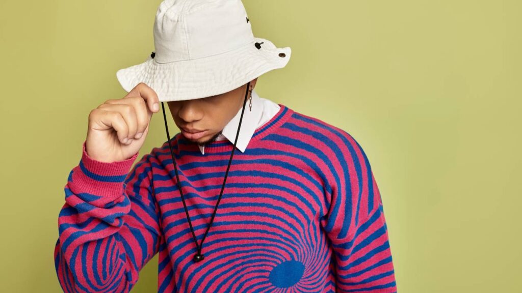 O acessório que está dominando o verão e combinando com todos os looks