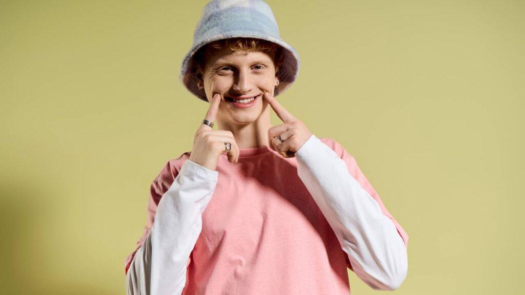 O acessório que está dominando o verão e combinando com todos os looks