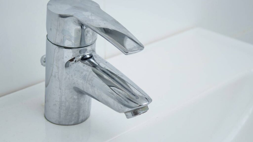 O segredo para limpar torneiras com brilho sem gastar com produtos caros